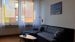 Fernseher, DVD-Player, Kinderspielzeug, Bücher