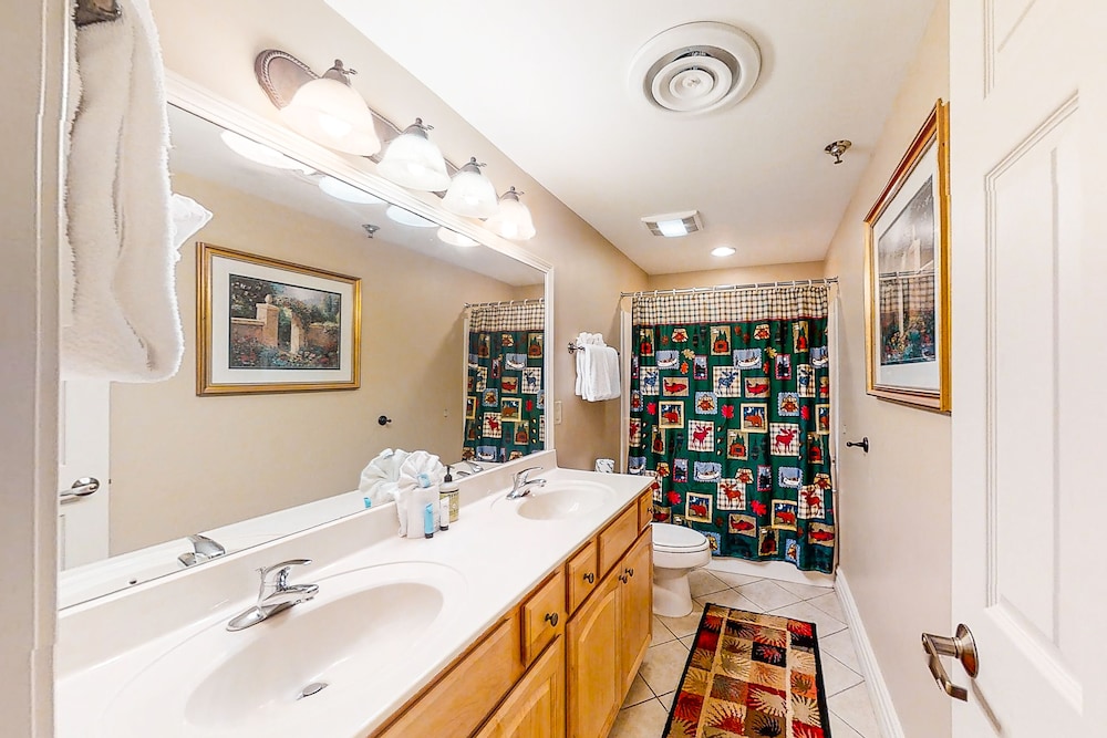 Inviting downtown condo w/ fireplace, balcony & shared pool/hot tub!