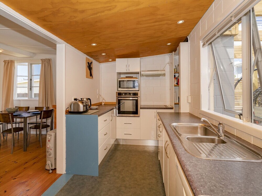 PIPI PALACE WHANGAMATA BACH, pet friendly in Whangamata Deals