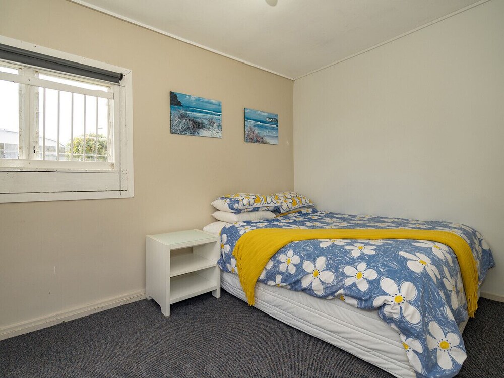 PIPI PALACE WHANGAMATA BACH, pet friendly in Whangamata Deals
