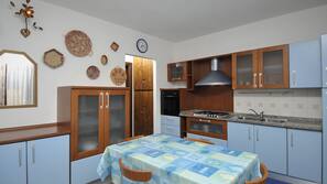Kühlschrank, Ofen, Herd, Kochgeschirr/Geschirr/Besteck
