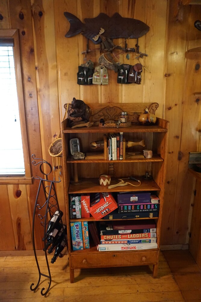 Family Cabin in the Pines. All Wood! Charming memory-maker.