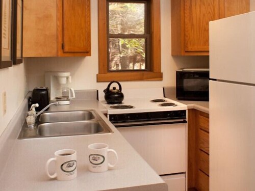 Romantic Cabin 1 with Hot Tub on Screened porch next to National Park in Victor, United States
