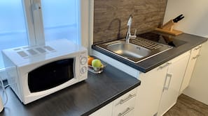 Frigorífico, microondas, placa de cocina y máquina de café espresso