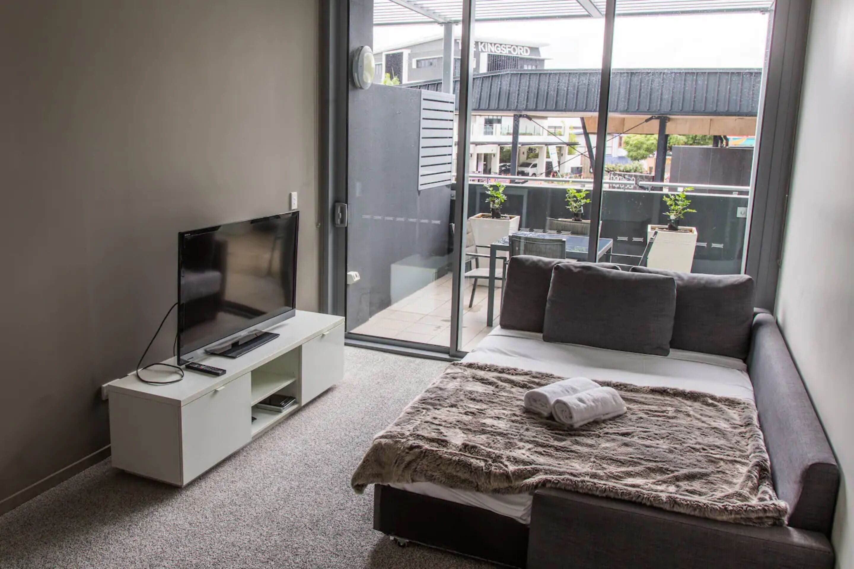 Modern 1 Bedroom Apartment With Pool