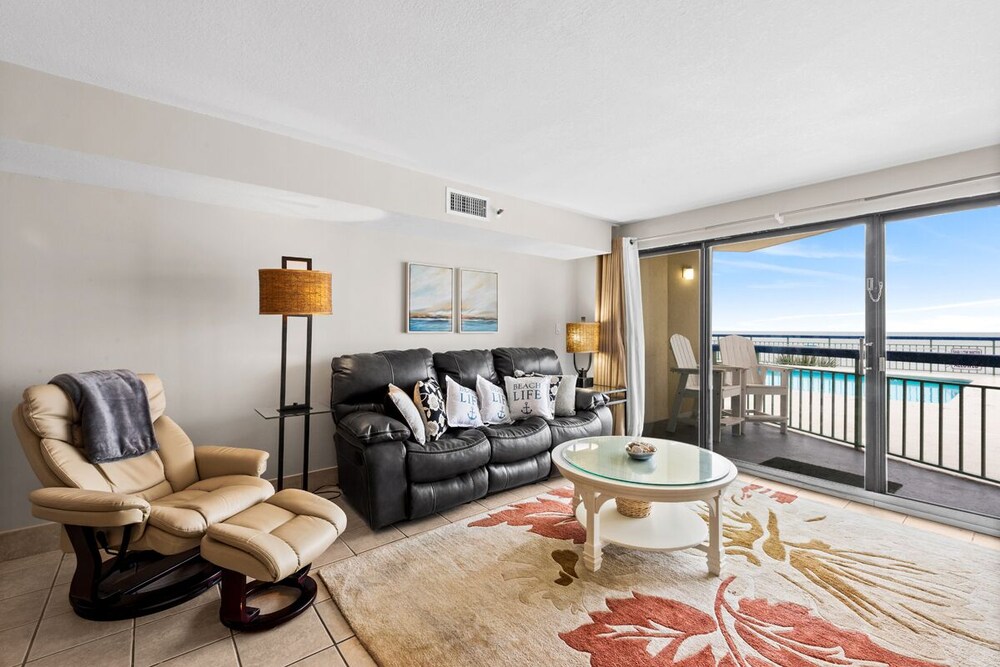 Oceans 415, Spacious 1 BR Ocean Front Condo with an Outdoor Swimming Pool