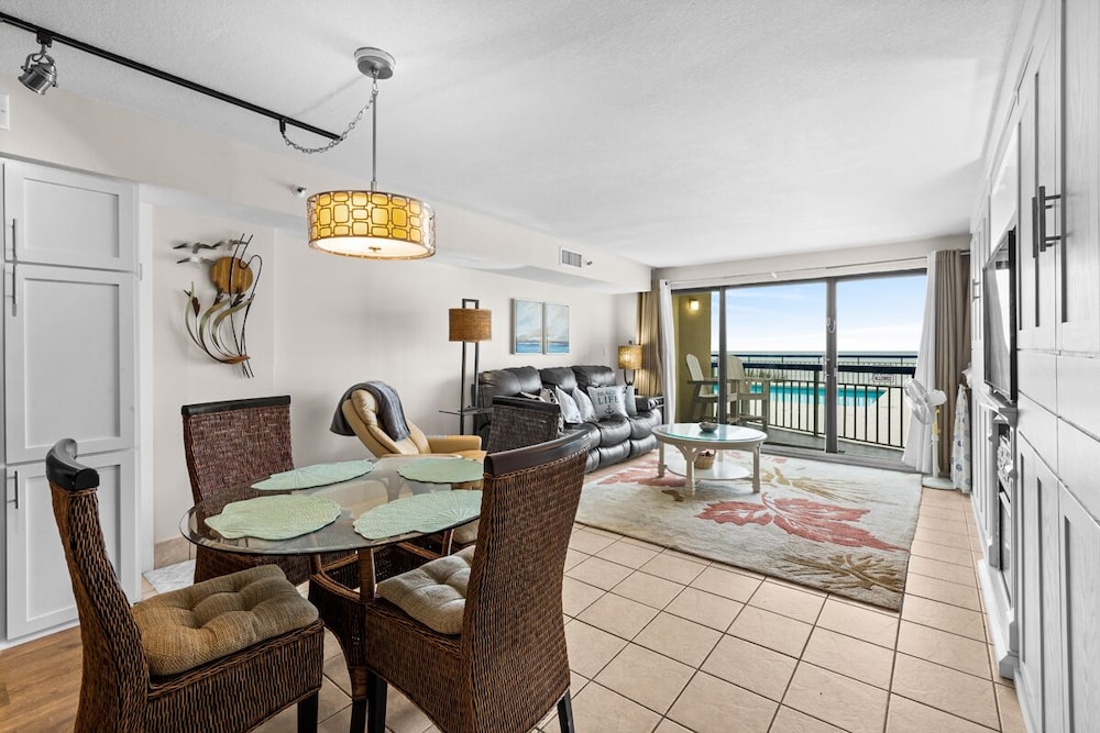 Oceans 415, Spacious 1 BR Ocean Front Condo with an Outdoor Swimming Pool