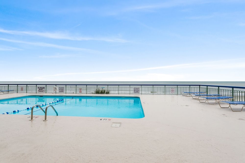 Oceans 415, Spacious 1 BR Ocean Front Condo with an Outdoor Swimming Pool