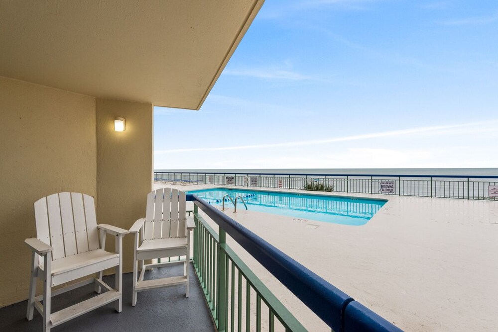 Oceans 415, Spacious 1 BR Ocean Front Condo with an Outdoor Swimming Pool