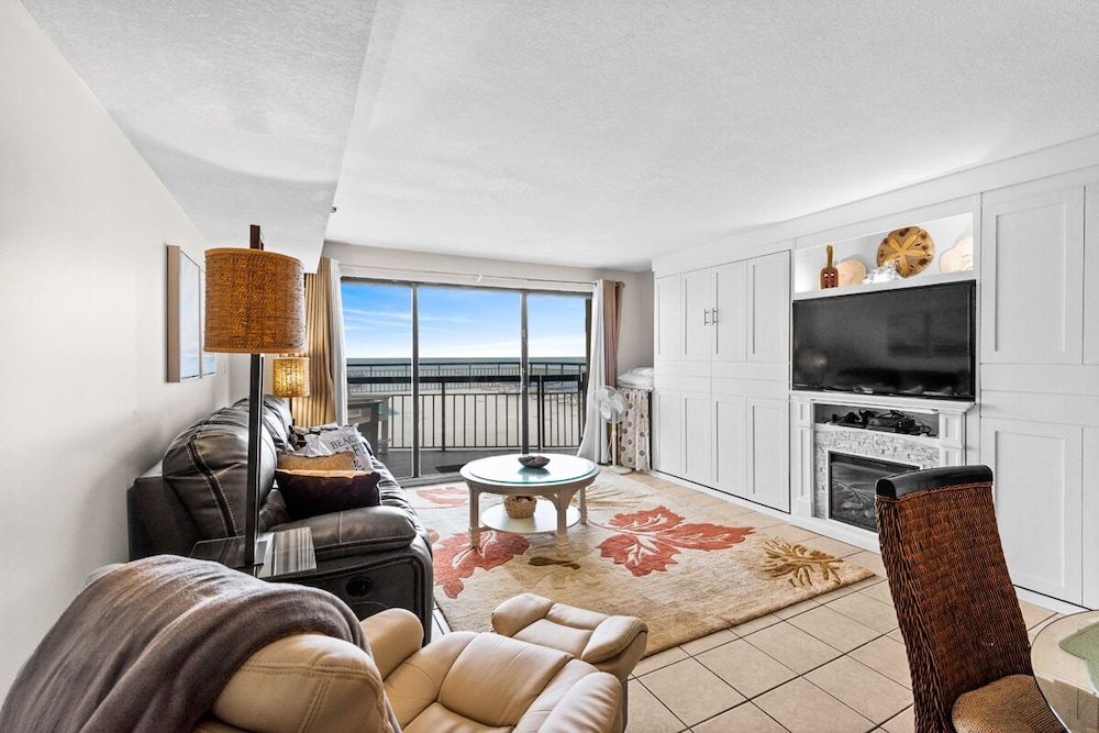 Oceans 415, Spacious 1 BR Ocean Front Condo with an Outdoor Swimming Pool