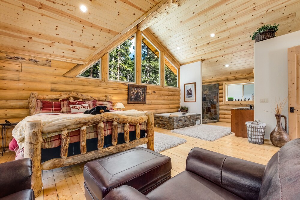 Colorado Log Home on shoreline of Silver Lake