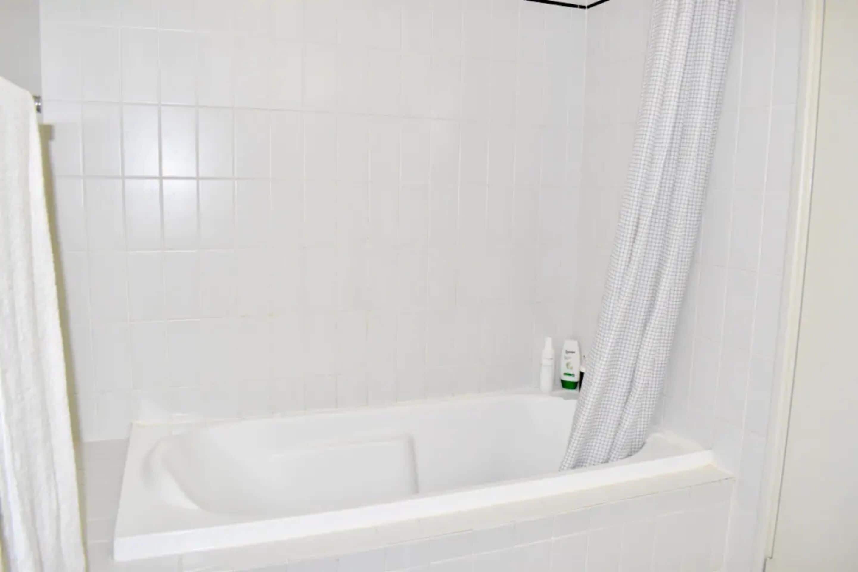 Convenient City Apartment With Pool Gym and Tennis Court