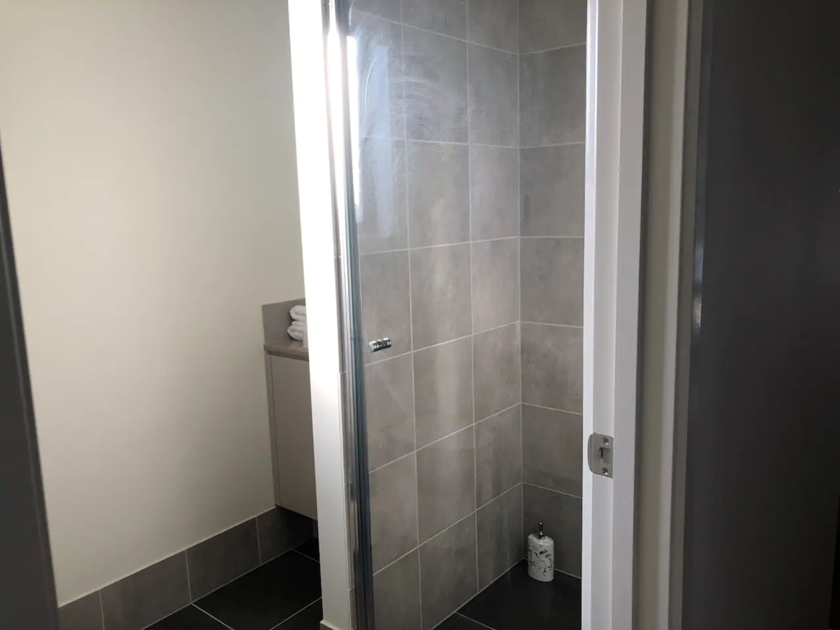 Modern Unit Near To Surfers Paradise