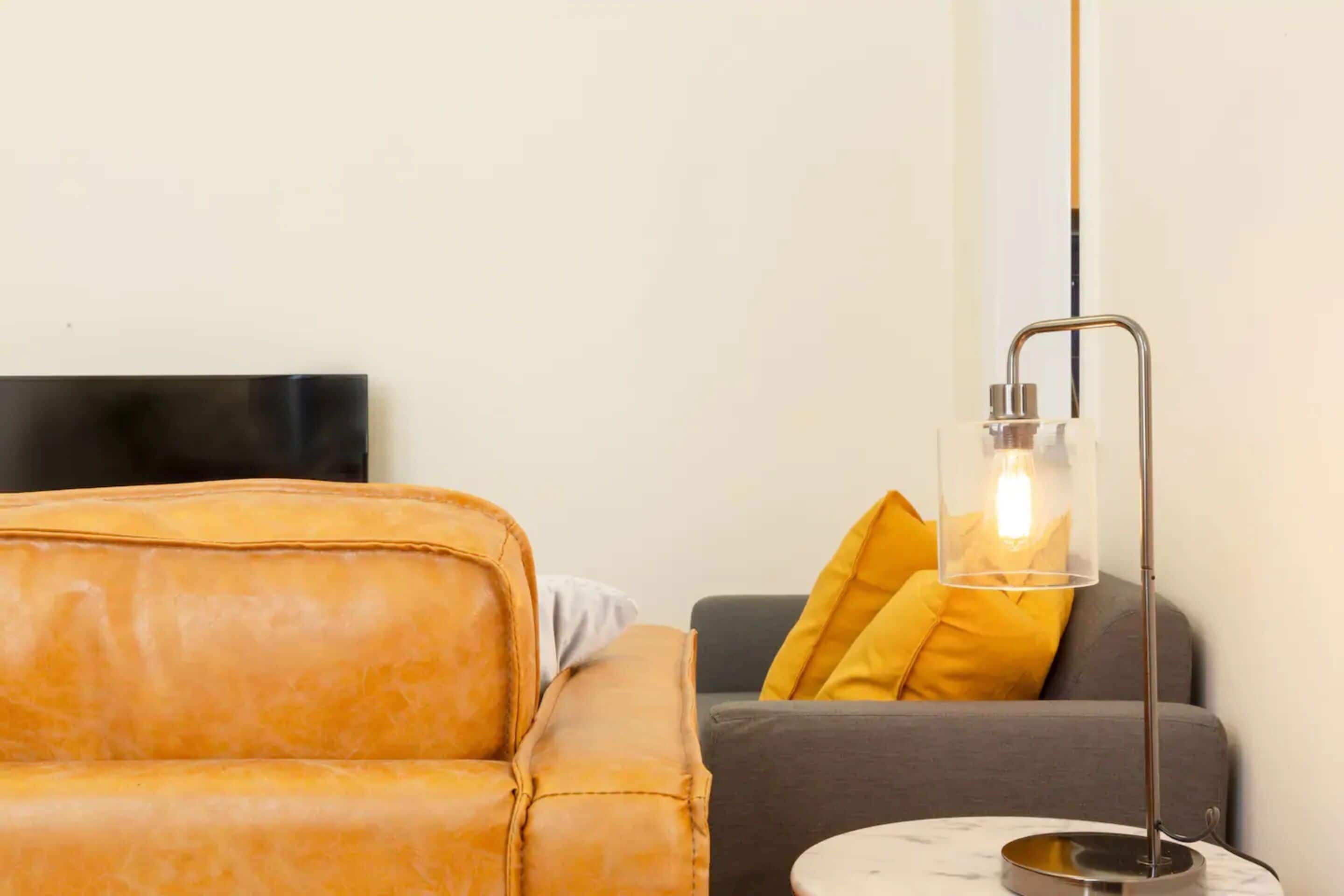 2 Bedroom Gorgeous Art Deco Classic Near CBD