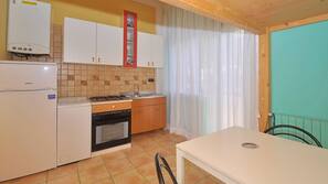 Frigorifero con congelatore, forno, piano cottura