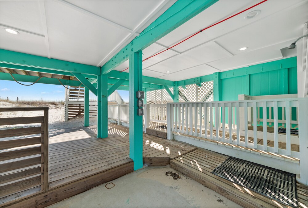 Absent Minded - Recently updated, beautifully furnished gulf front home with decks galore!