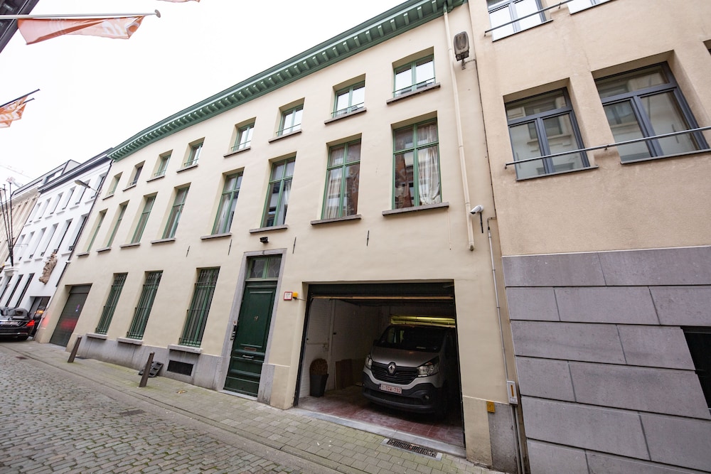 UNIQUE APARTMENT IN HISTORIC ANTWERP MANSION Antwerp Vrbo