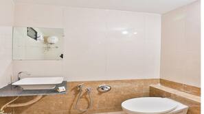 Dusche, kostenlose Toilettenartikel, Handtücher