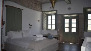 In-room safe, soundproofing, iron/ironing board, free WiFi