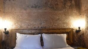 In-room safe, soundproofing, iron/ironing board, free WiFi