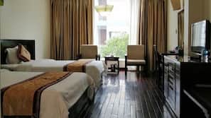 Minibar, desk, laptop workspace, free WiFi