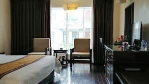 Minibar, desk, laptop workspace, free WiFi