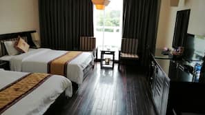 Minibar, desk, laptop workspace, free WiFi