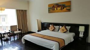 Minibar, desk, laptop workspace, free WiFi