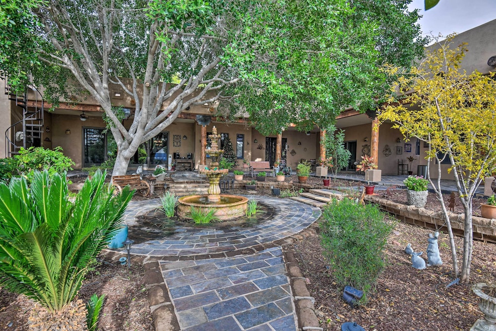 Restful Sonoran Retreat: Shared Backyard & Hot Tub