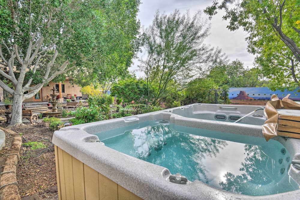 Restful Sonoran Retreat: Shared Backyard & Hot Tub