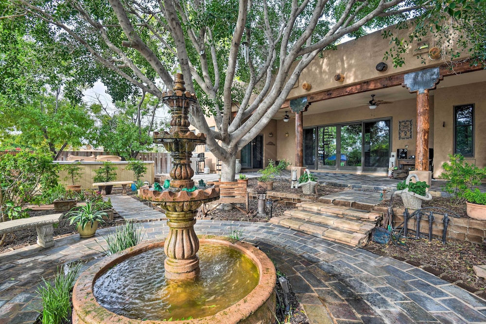 Restful Sonoran Retreat: Shared Backyard & Hot Tub