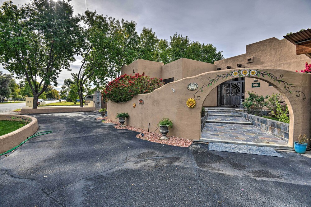 Restful Sonoran Retreat: Shared Backyard & Hot Tub