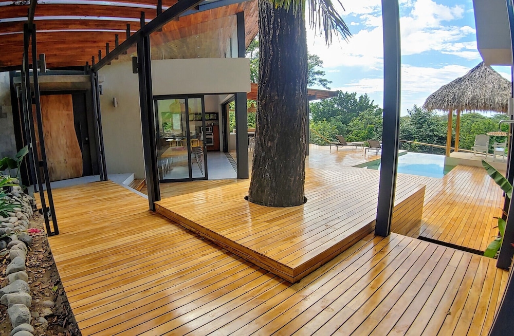 Best location in Santa Teresa. Walk to the Beach! AC, 5 Suites, Fully