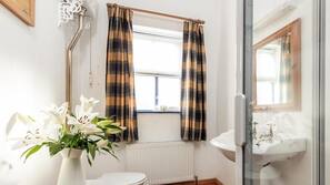 3 bedrooms, iron/ironing board, Internet, bed sheets