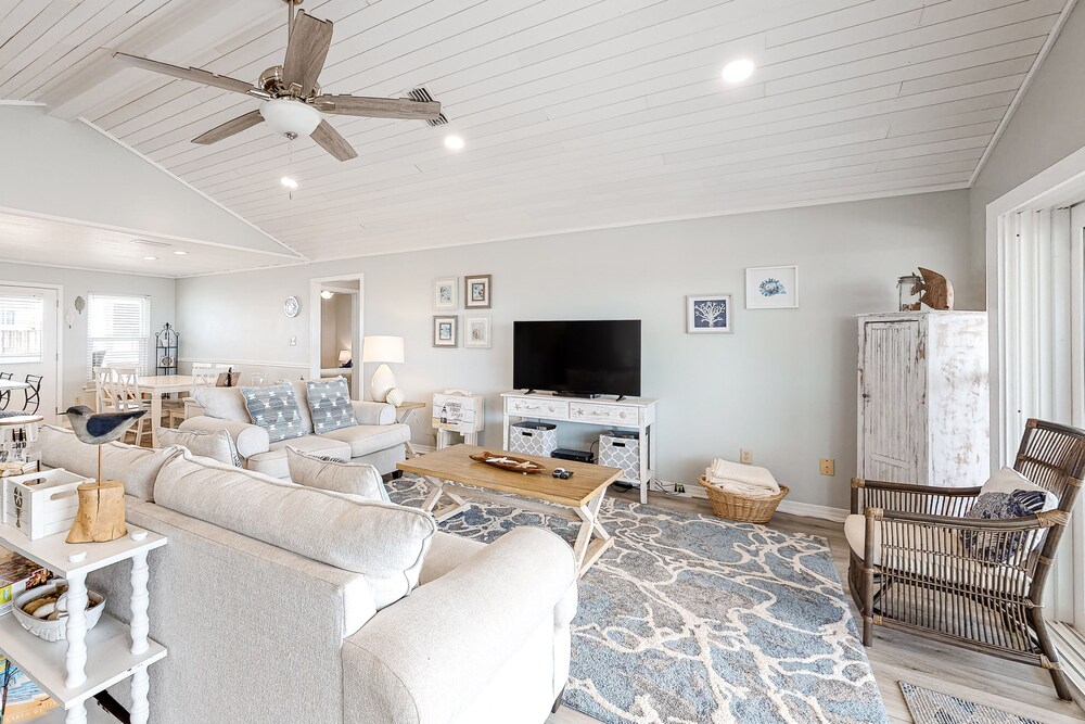 Waterfront beach house on the sound w/ breathtaking sunset views & gulf access