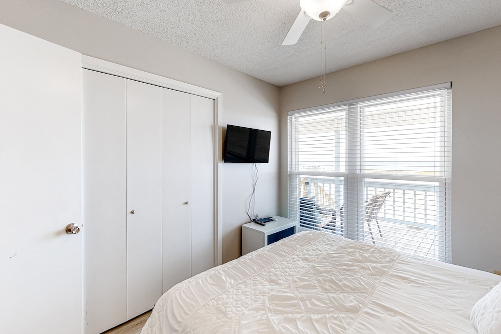 Waterfront beach house on the sound w/ breathtaking sunset views & gulf access