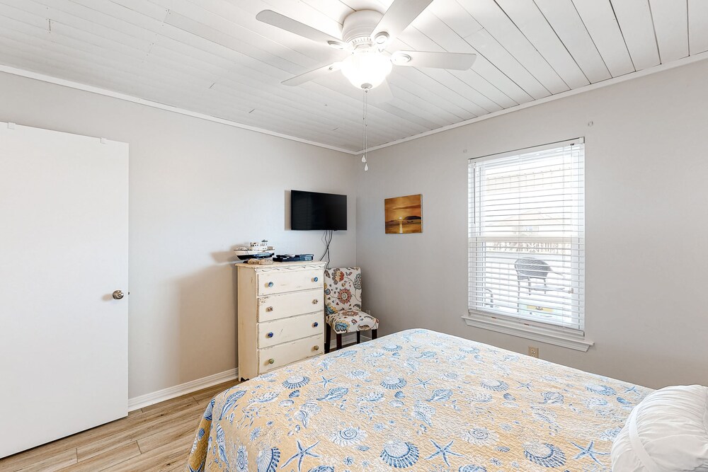 Waterfront beach house on the sound w/ breathtaking sunset views & gulf access