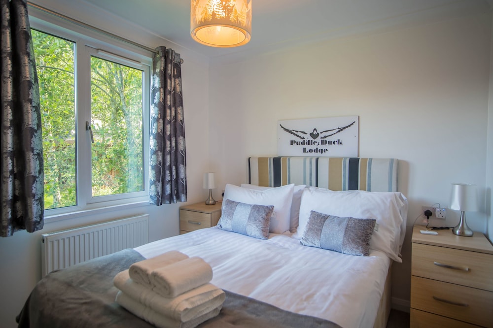 last minute lodges with hot tubs dog friendly