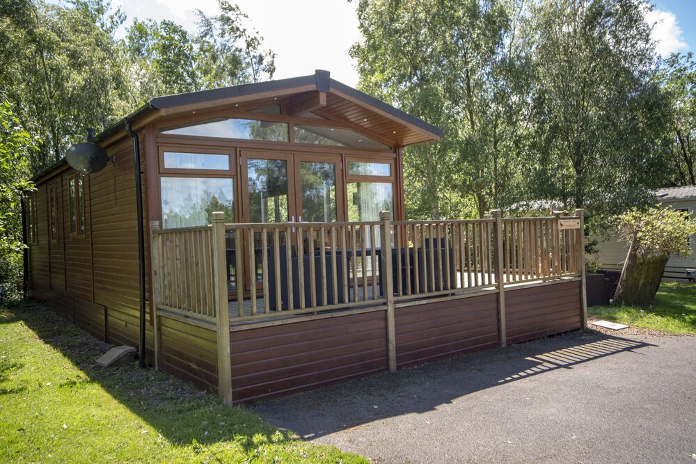 last minute lodges with hot tubs dog friendly