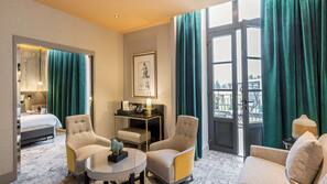 Minibar, coffre-forts dans les chambres, bureau