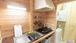 Lemari es, microwave, kompor, dan ketel listrik