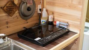 Lemari es, microwave, kompor, dan ketel listrik