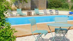 Piscine extérieure (ouverte en saison), chaises longues