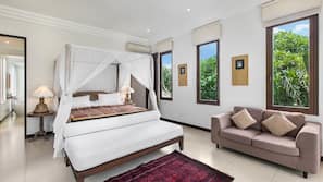 Minibar, brankas, meja kerja, dan setrika/meja setrika