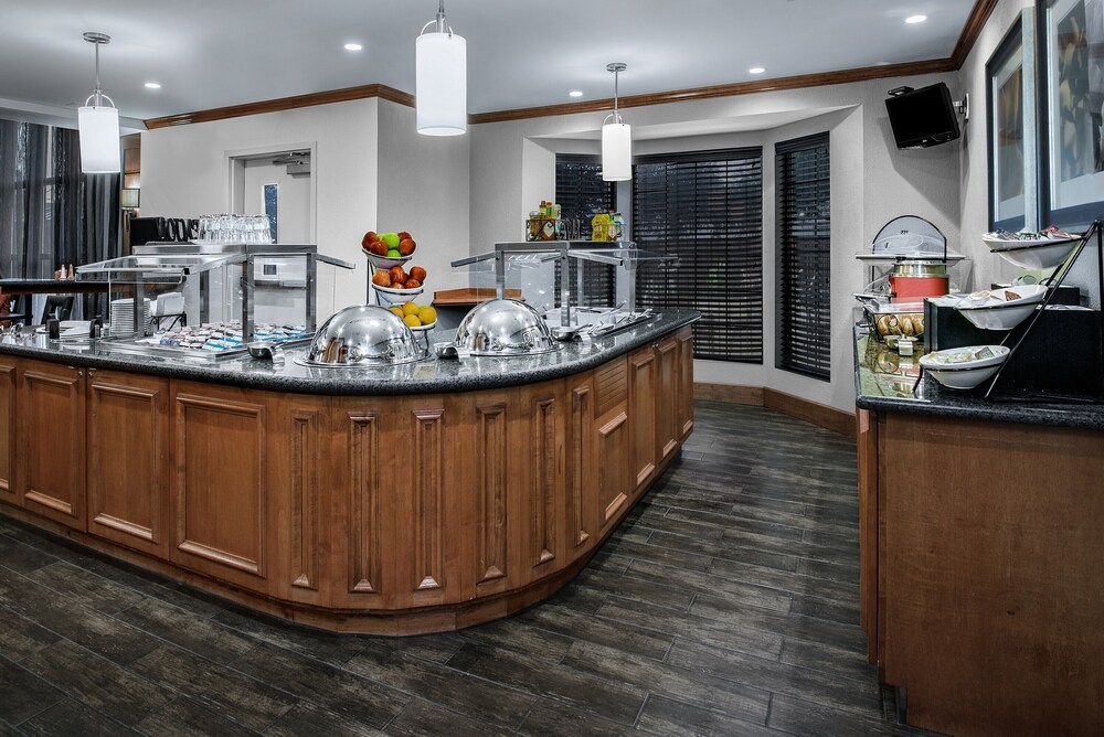 Hearing Accessible Suite + FREE Breakfast Buffet | Great for business