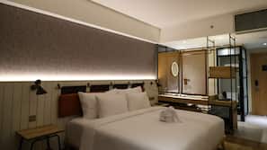 Minibar, in-room safe, desk, iron/ironing board