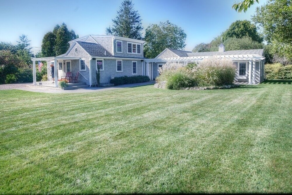 Walk to beach, private, immaculate, indooroutdoor entertaining, toys