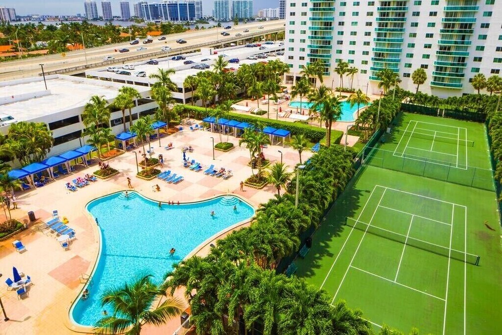 Sunny Isles/Beach/Pool/Sleep 6 adults/WiFi/527