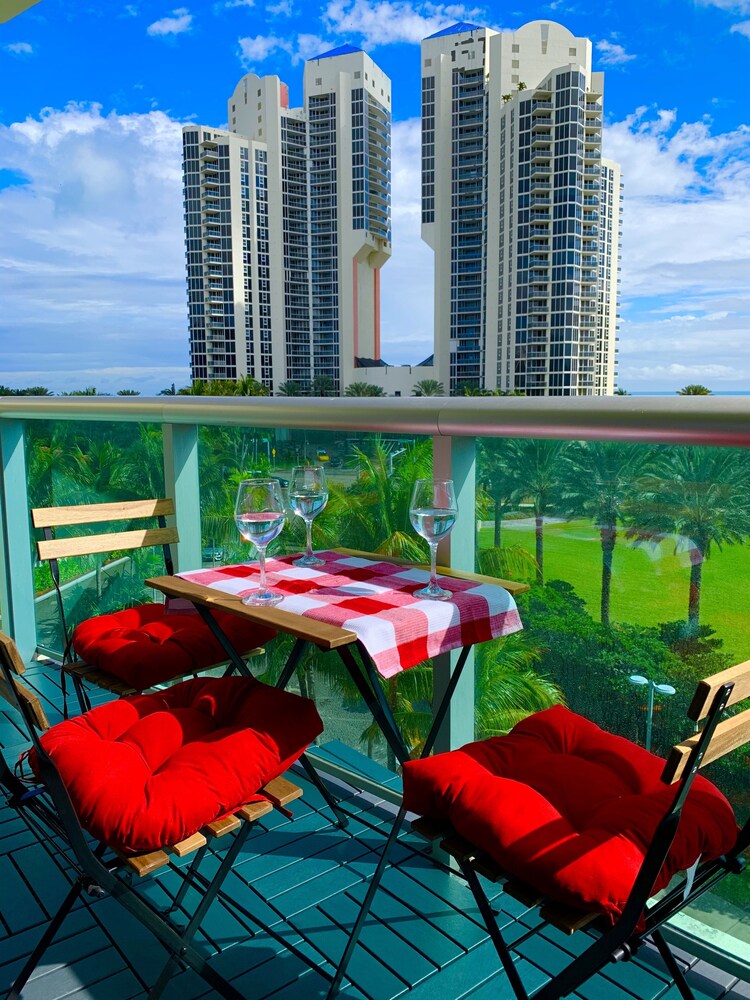 Sunny Isles/Beach/Pool/Sleep 6 adults/WiFi/527