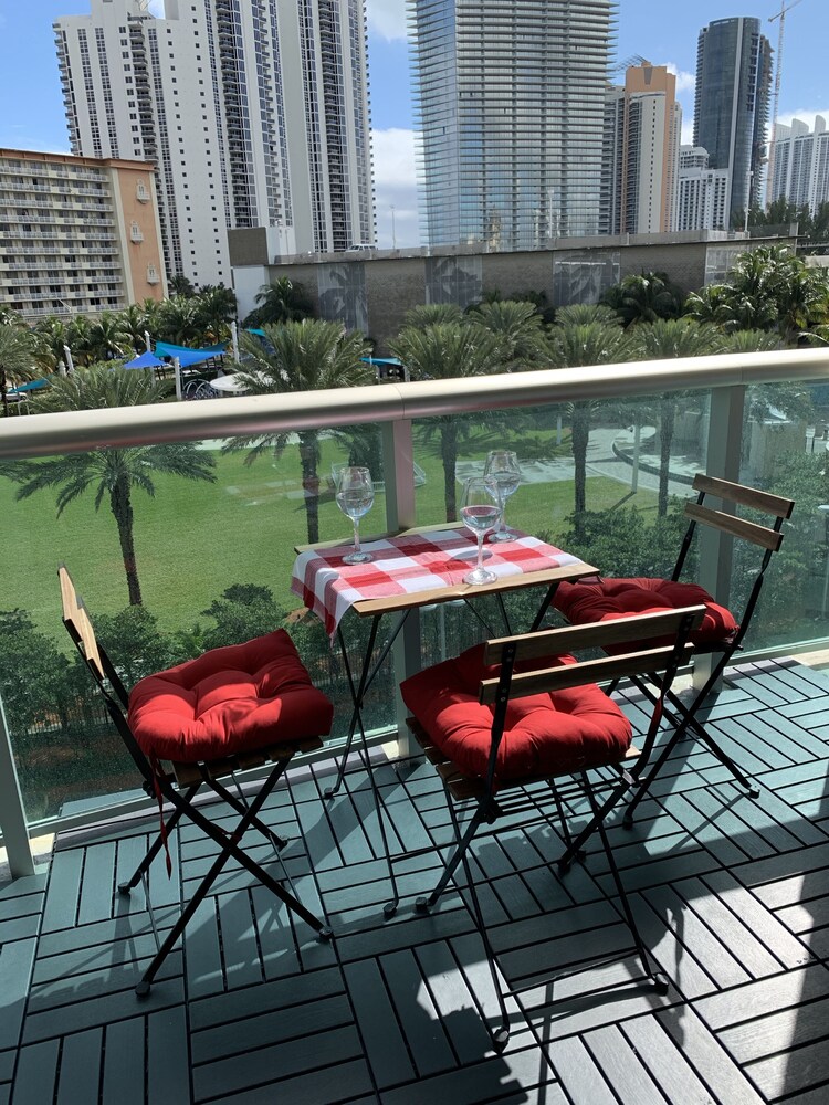 Sunny Isles/Beach/Pool/Sleep 6 adults/WiFi/527